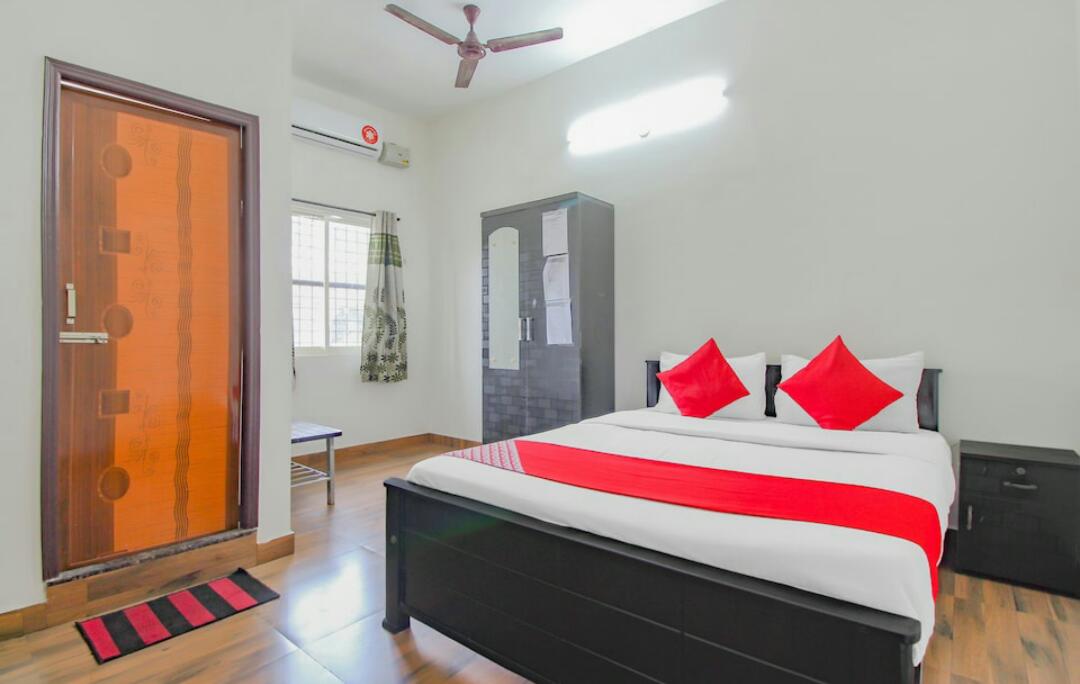 Deluxe Double Room at SKL GRAND ROOMS